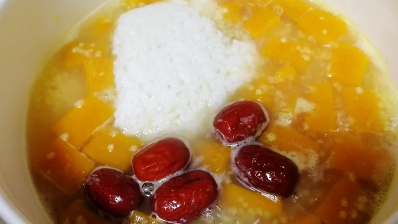 红枣南瓜粥,放入冷米饭。