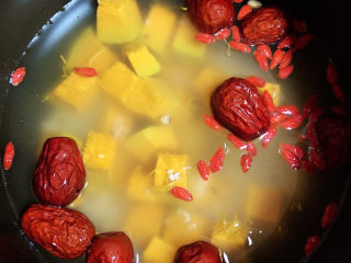 红枣南瓜粥,倒入水，高压锅选择杂粮粥按键，煮40分钟。