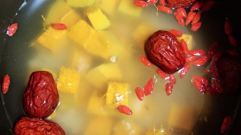 红枣南瓜粥,倒入水，高压锅选择杂粮粥按键，煮40分钟。