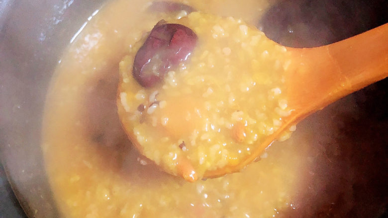 红枣南瓜粥,持续搅拌熬煮5分钟，粥会变得粘稠好喝。即可关火了。
