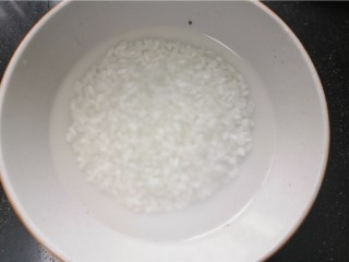 红枣南瓜粥,将米淘洗干净