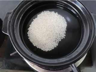 红枣南瓜粥,锅内放适量水将米放入小砂锅煮