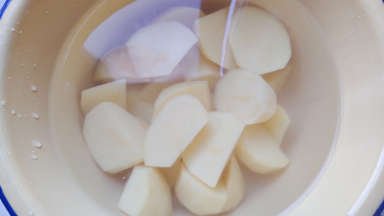 红烧土豆,土豆去皮洗净之后切成滚刀块，可以边切边将土豆浸泡在水里，以免氧化变色