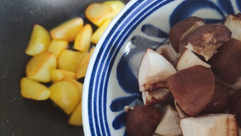 红烧土豆,加入香菇