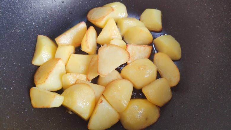 红烧土豆,中小火将土豆煎至两面微微金黄