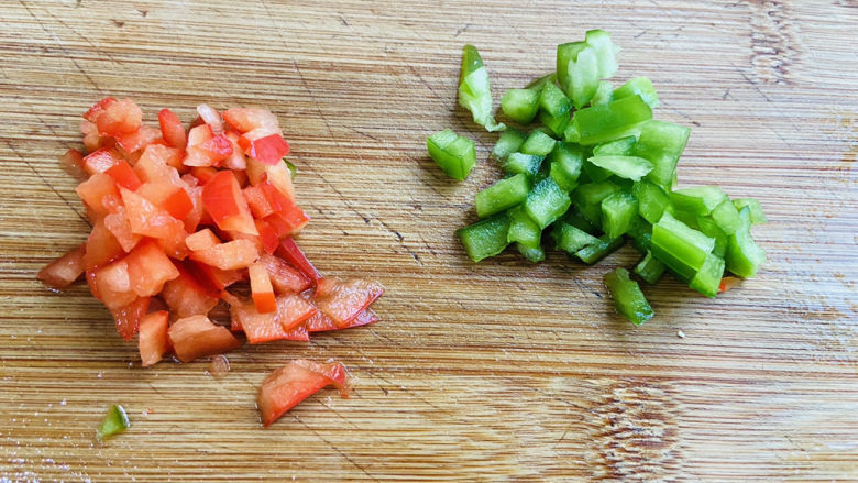 蒜蓉茄子,利用蒸茄子的时间，将青椒、红椒洗净切丁