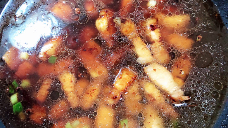 红烧土豆,加入水，煮开锅慢炖。