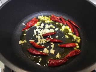 香辣肉丝,锅中加入食用油，油热后，加入蒜末和干辣椒，炒出香味