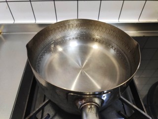 冬瓜鸡蛋汤,锅中加入清水