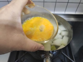 冬瓜鸡蛋汤,缓慢淋入鸡蛋液