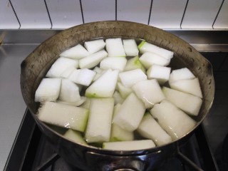 冬瓜鸡蛋汤,加入冬瓜块，煮至沸腾，小火再煮十分钟