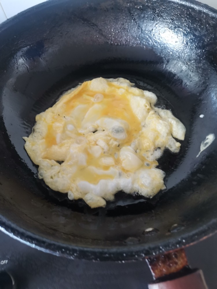 蒜苗炒鸡蛋,烧油下鸡蛋