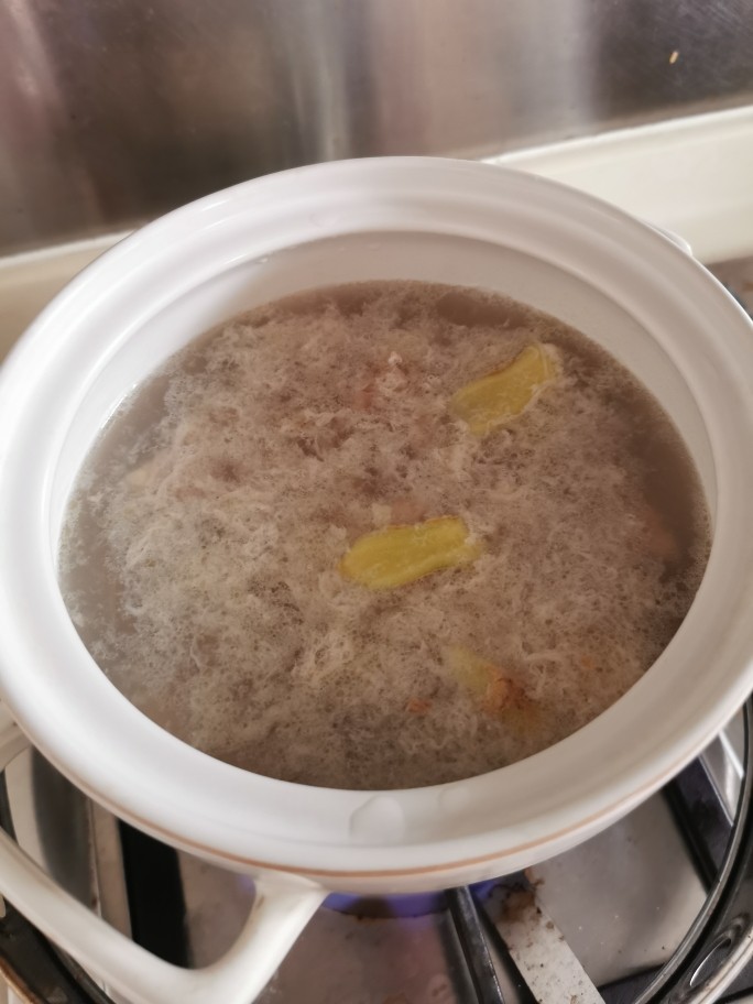 松茸鸡汤,汤煲里放适量清水，放姜片，水煮滚，放入鸡块，中火煮30分钟。