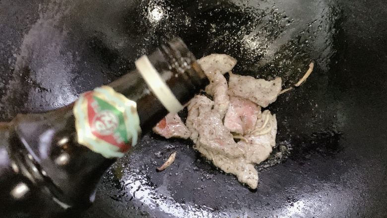椒盐牛肉,一勺料酒提味，炒至牛肉片变色后，再炒10秒左右出锅