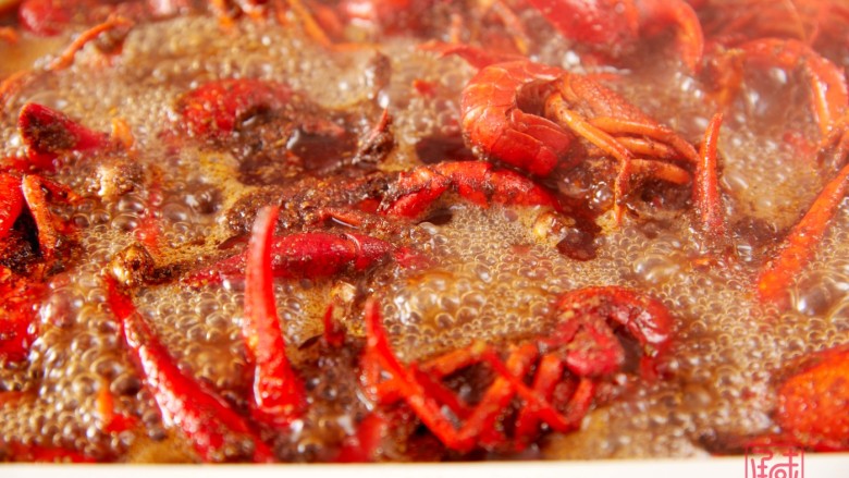 看球最佳搭档-十三香小龙虾,9、煮沸后开盖等待收汁。