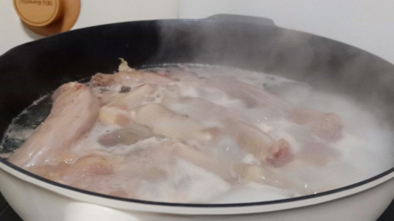 麻辣鸭脖,鸭脖冷水下锅煮，加清水没过鸭脖。加热至水沸后再煮2分钟。