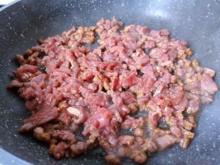 香辣肉丝,锅里多放一点油，将生姜蒜末炒香下牛肉丝大火翻炒。