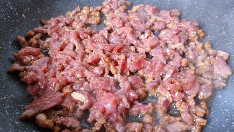 香辣肉丝,锅里多放一点油，将生姜蒜末炒香下牛肉丝大火翻炒。