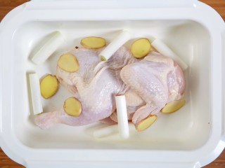花胶鸡，你的胶原蛋白充电宝,8、三黄鸡洗净后放入新的锅中，加入葱段和姜片。
