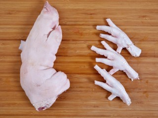 花胶鸡，你的胶原蛋白充电宝,4、猪蹄洗净切大块，鸡爪洗净去掉指甲。