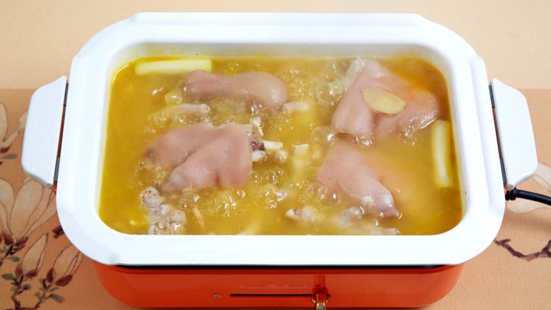 花胶鸡，你的胶原蛋白充电宝,7、添入新的凉水，大火煮40分钟后滤出高汤备用。