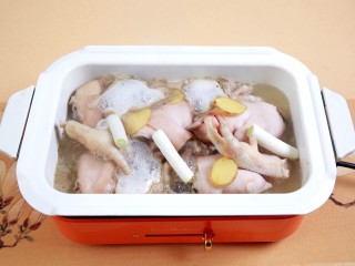 花胶鸡，你的胶原蛋白充电宝,6、加入凉水，煮开后去掉血沫。