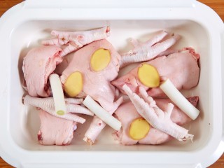 花胶鸡，你的胶原蛋白充电宝,5、放入猪蹄和鸡爪，加入葱段和姜片。
