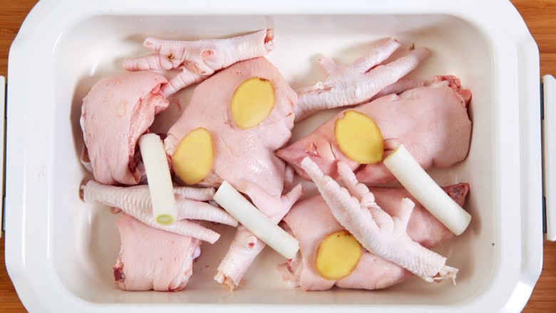花胶鸡，你的胶原蛋白充电宝,5、放入猪蹄和鸡爪，加入葱段和姜片。