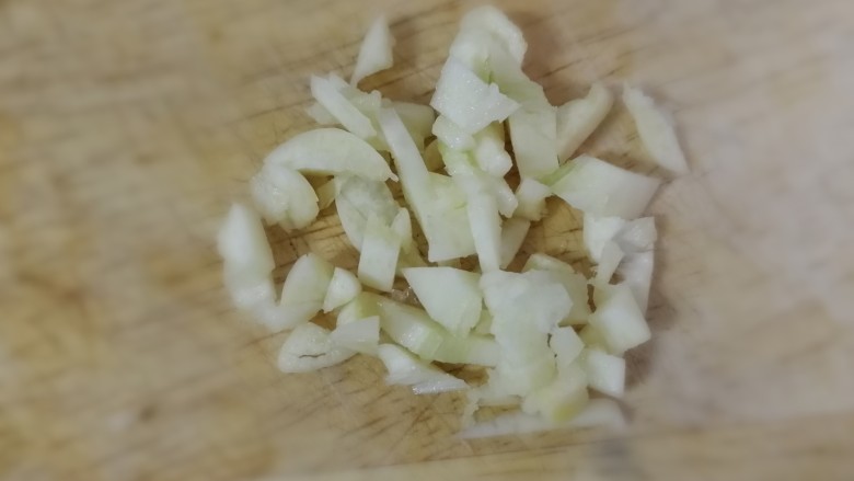 小炒滑子蘑,一瓣蒜切碎。