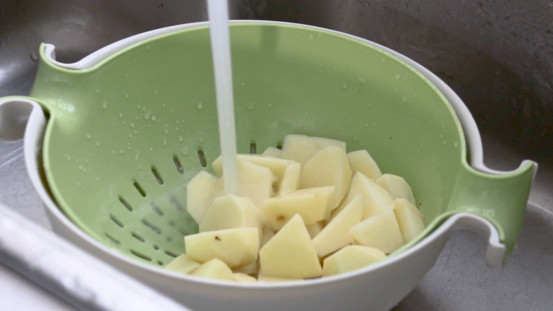 红烧土豆,将切好的土豆用清水浸泡，洗去表面淀粉