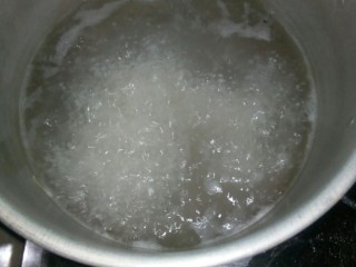 红枣南瓜粥,水开后，下入粥米大火煮。