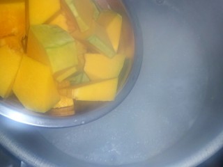 红枣南瓜粥,煮十分钟后，下入南瓜大火煮粥。