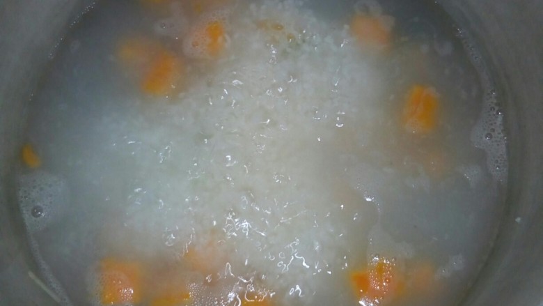 红枣南瓜粥,搅动锅底，以免沾锅。