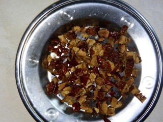 红枣南瓜粥,红枣切粒。