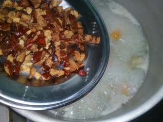 红枣南瓜粥,粥米煮开花后，放入枣粒。