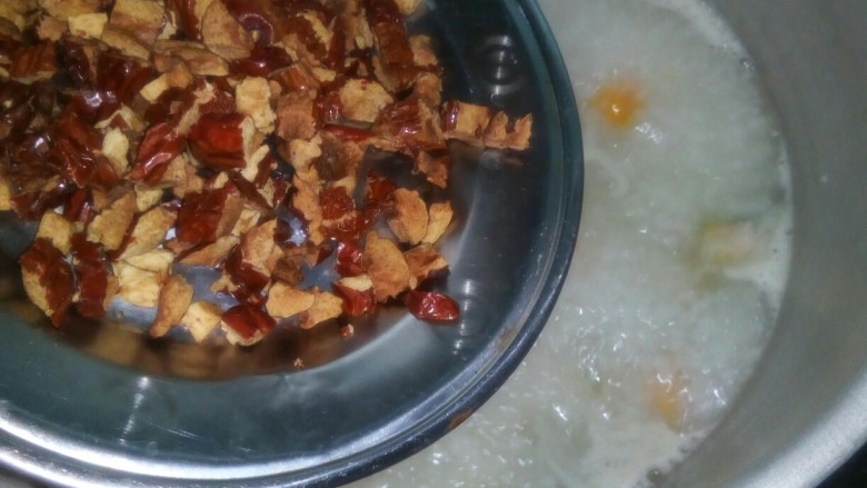 红枣南瓜粥,粥米煮开花后，放入枣粒。