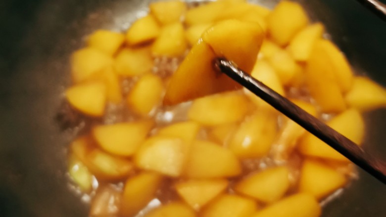 红烧土豆,土豆块用筷子轻松穿透，表明已经熟透。