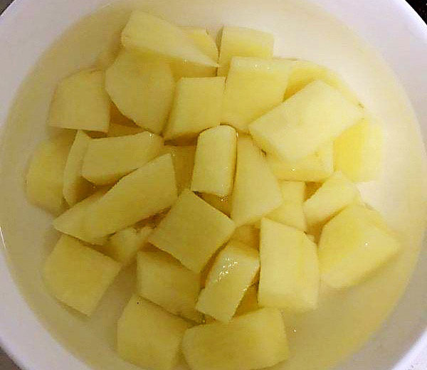 红烧土豆,将土豆切成块后用清水浸泡一会，这样就不会氧化变色。