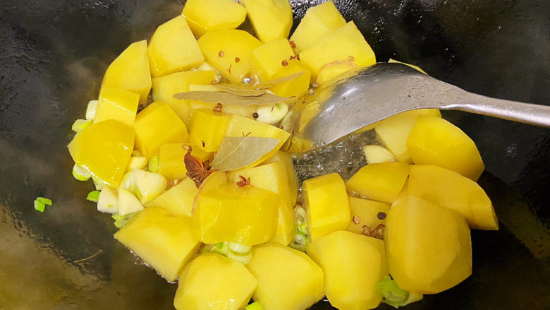 红烧土豆,然后加入香叶桂皮八角花椒一起翻炒。