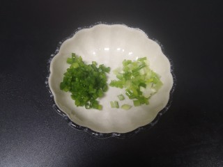 冬瓜鸡蛋汤,切葱花（葱花白部位与绿葱花分开）