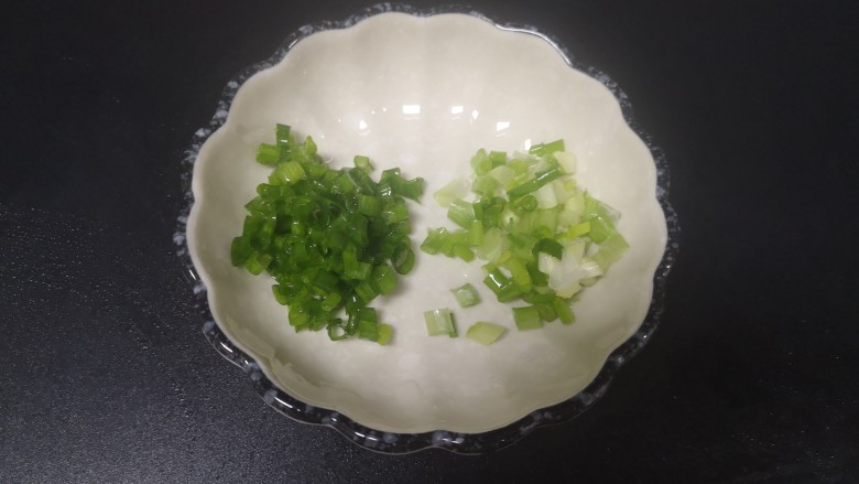 冬瓜鸡蛋汤,切葱花（葱花白部位与绿葱花分开）