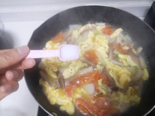 冬瓜鸡蛋汤,煮几分钟后加适量盐