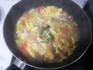 冬瓜鸡蛋汤,煮熟关火加余下的绿葱花，搅拌均匀