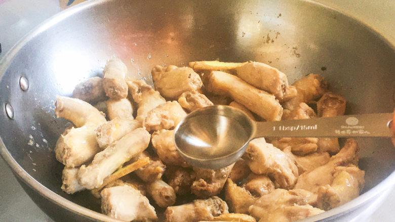 红烧土豆,加入高度白酒，可以有效去除鸡块的异味，增香