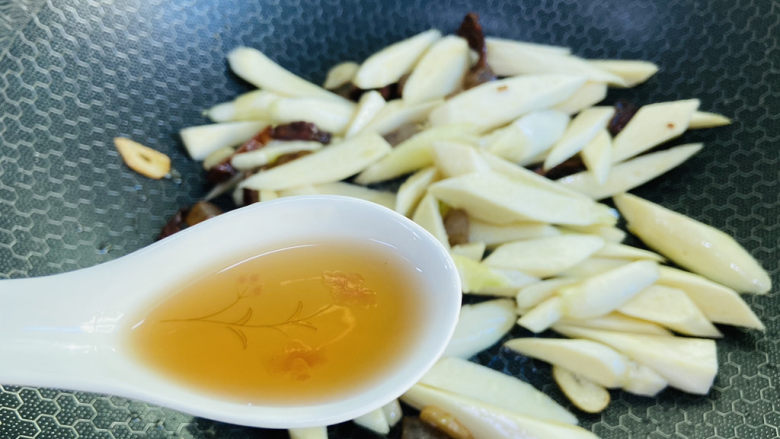 茭白炒腊肉,烹入<a style='color:red;display:inline-block;' href='/shicai/ 718'>料酒</a>提香