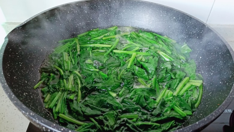 鸭血炒菠菜,大约焯水一分钟，捞出挤干水份。