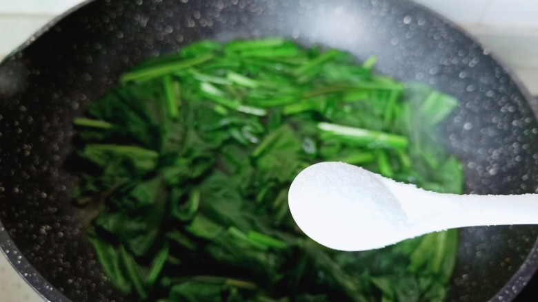 鸭血炒菠菜,锅里放适量的清水，水开后放入菠菜焯水。焯水期间可以加一点点的盐。
