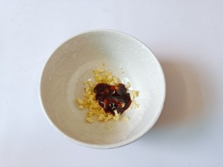 青椒皮蛋,碗里放入切好的蒜泥与蚝油。