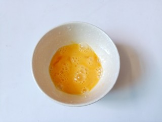 冬瓜鸡蛋汤,把一个鸡蛋嗑入碗里。筷子顺着一个方向把鸡蛋打散。