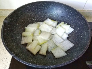 冬瓜鸡蛋汤,锅里加适量的食用油，把蒜泥炒香，再加入冬瓜片翻炒。
